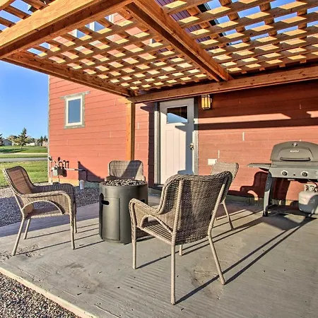 Updated Townhouse With Pergola, Walk To Downtown!